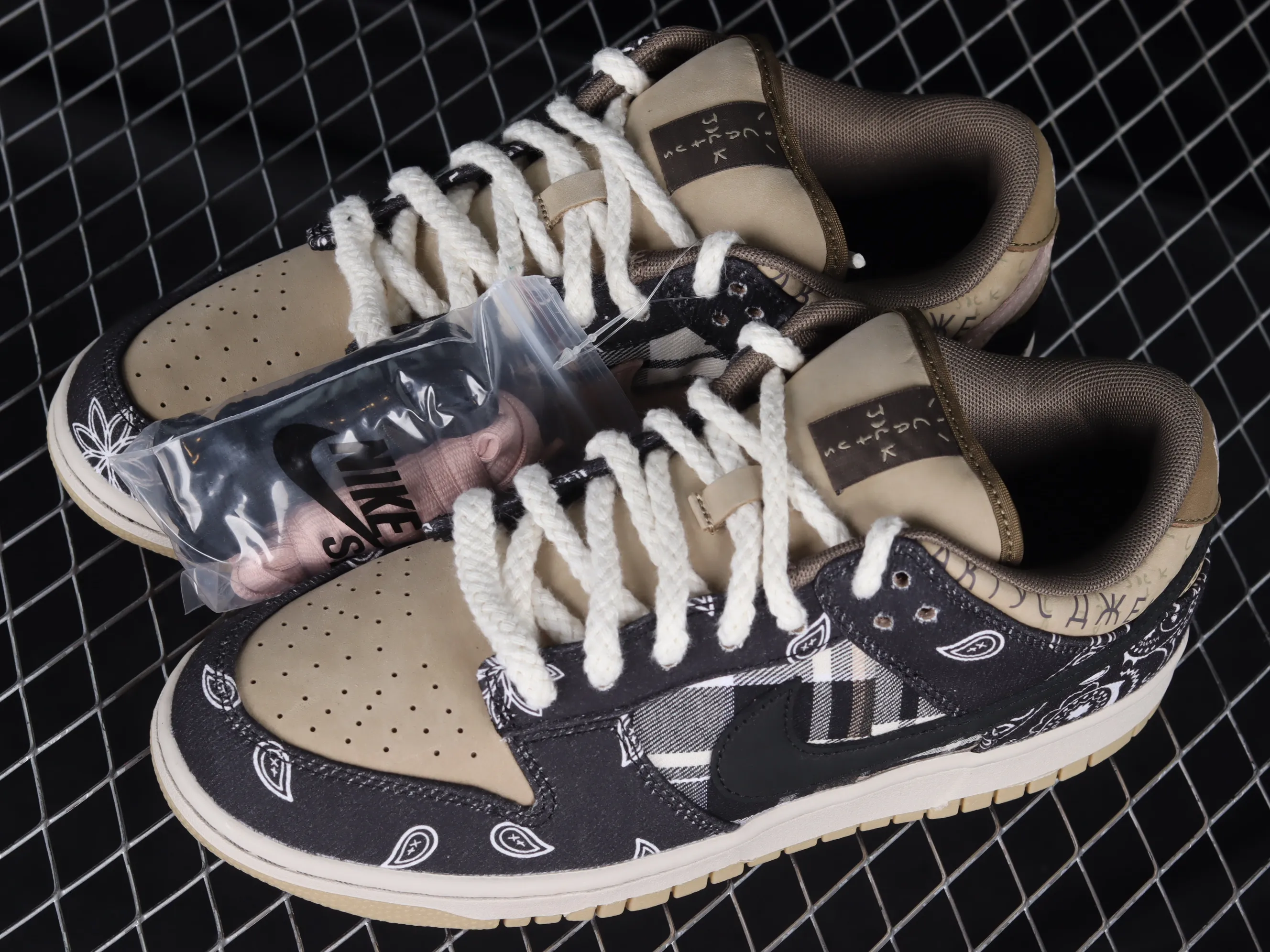 All categories Nk SB Dunk series Nk SB Dunk Low low-top sneakers M version Travis Scott x Nk SB Dunk joint sneakers Cashew fruit SB low-top casual sports skateboard shoes CT5053-001